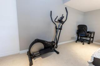 Ottawa 4BR Family Home with Free Parking - 6