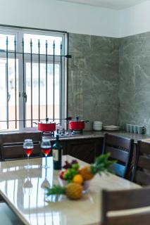 2 bedroom apartment close to the mall - 5