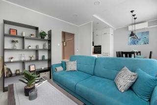 Spacious Apartment with Air Conditioning, Desk and Balcony by Noclegi Renters - 9