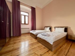 Spacious historic flat by Fountain Square - 5