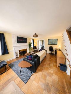 Spacious 4BR CozySuites in Old Town Alexandria - 2