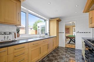 Charming 5BR Home with Garden & Parking - 2