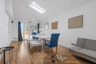 Charming 5BR Home with Garden & Parking - 3