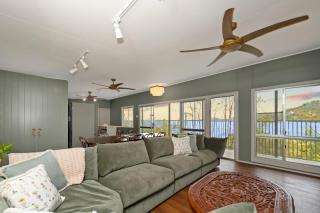 Geoffery Bay Beach House - 1