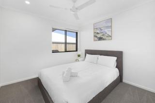 Modern 4BR Home near Park Ridge with Patio - 4