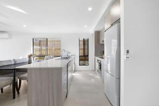 Modern 4BR Home near Park Ridge with Patio - 6