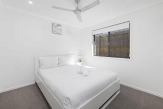 Modern 4BR Home near Park Ridge with Patio - 3