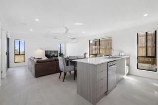 Modern 4BR Home near Park Ridge with Patio - 1