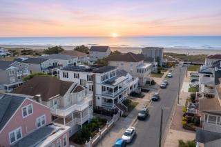 7 Bed - Getaway with Beach Access and BBQ - 0
