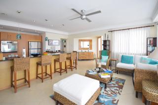 Beachfront penthouse with stunning pool and ocean views - 4