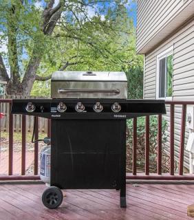 Cozy & Elegant Gem Fenced Yard BBQ & Games - 9