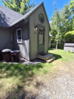 Cozy woodsy Cabin w/ a Deck, Firepit, Gas Grill, Free WiFi, & Full Kitchen - 7