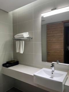 SeaView-Mountainview Apartment with Super-King-bed and Bathtube in Flamingo CatBa Beach Resort - 3