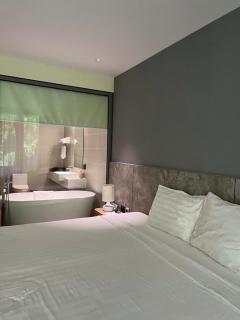 SeaView-Mountainview Apartment with Super-King-bed and Bathtube in Flamingo CatBa Beach Resort - 2