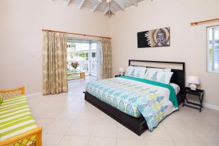 Oppposite Beach with Pool - Margate 4 - 7