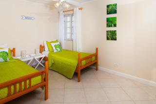 Oppposite Beach with Pool - Margate 4 - 5