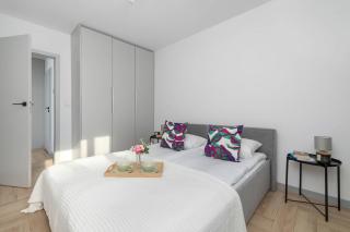 Exceptional Apartments with Parking by Noclegi Renters - 7