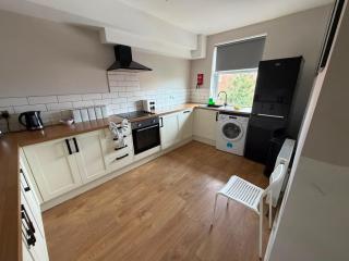 Stylish 5-Bed Home Ideal For Groups - Free Parking - 9