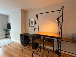 Modern Leixlip Studio with Fast WiFi and Kitchen - 6