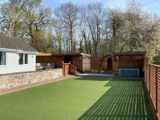 Spacious Family Getaway Hot Tub Sauna & Garden - 9