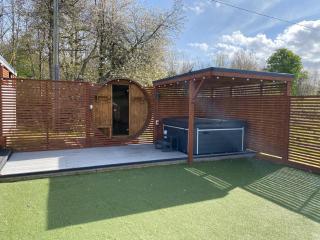 Spacious Family Getaway Hot Tub Sauna & Garden - 8