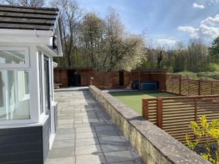 Spacious Family Getaway Hot Tub Sauna & Garden - 7