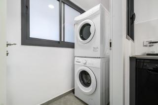 Spacious 4BR w Balcony & Mamad l Bldg Renovation - 2
