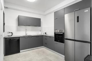 Spacious 4BR w Balcony & Mamad l Bldg Renovation - 4