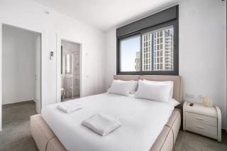 Spacious 4BR w Balcony & Mamad l Bldg Renovation - 5