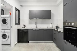 Modern 4BR Apt l Balcony l Mamad l Bldg Renovation - 7