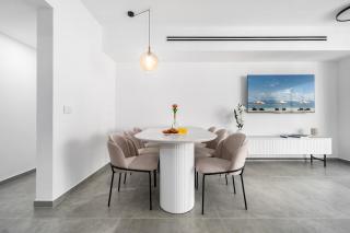 Modern 4BR Apt l Balcony l Mamad l Bldg Renovation - 1