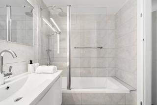 Modern 4BR Apt l Balcony l Mamad l Bldg Renovation - 5