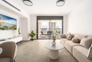 Modern 4BR Apt l Balcony l Mamad l Bldg Renovation - 4