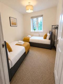 2 Bed I 2 Bath I Nearby RAF I Wi-Fi I Parking - 4