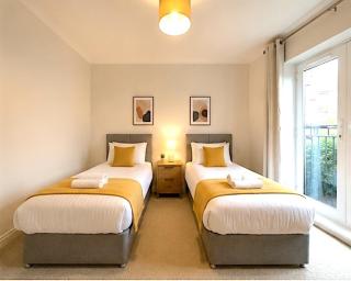 2 Bed I 2 Bath I Nearby RAF I Wi-Fi I Parking - 3