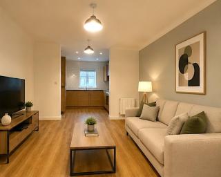2 Bed I 2 Bath I Nearby RAF I Wi-Fi I Parking - 2