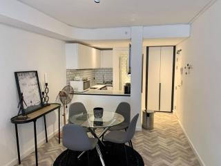 Upper City Central Large Sunny Studio - 1