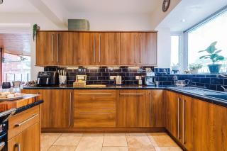 Nomad's Rest- Stylish 3BR Perfect for Work & Leisure Stays - 9
