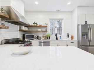 West Town Estate 6BR, Game Room, Decks, 5Gbps - 3