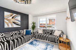 Spacious House 8 Beds with Baths Driveway - 0