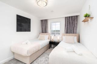 Spacious House 8 Beds with Baths Driveway - 2