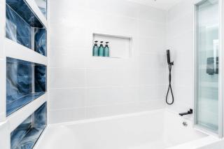 Spacious House 8 Beds with Baths Driveway - 4