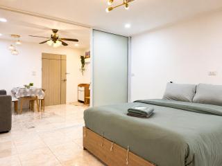 Brand New Stylish 1BR Walk to BTS Perfect 2 - 3