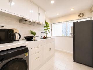 Brand New Stylish 1BR Walk to BTS Perfect 2 - 1