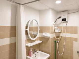 Remote Work Ready 50sqm Work Desk Sleeps 3 - 4