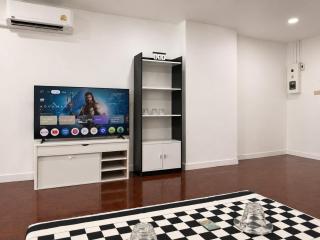 Remote Work Ready 50sqm Work Desk Sleeps 3 - 4