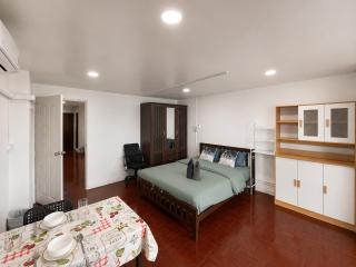 Remote Work Ready 50sqm Work Desk Sleeps 3 - 9