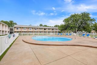 Days Inn by Wyndham Columbus East Airport - 1