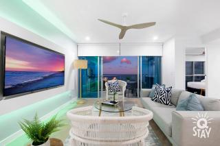 Chevron Renaissance 3 Bedroom Stunning Sub Penthouse - 2