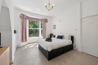1-Bed Apartment Near Birmingham City Centre - 8